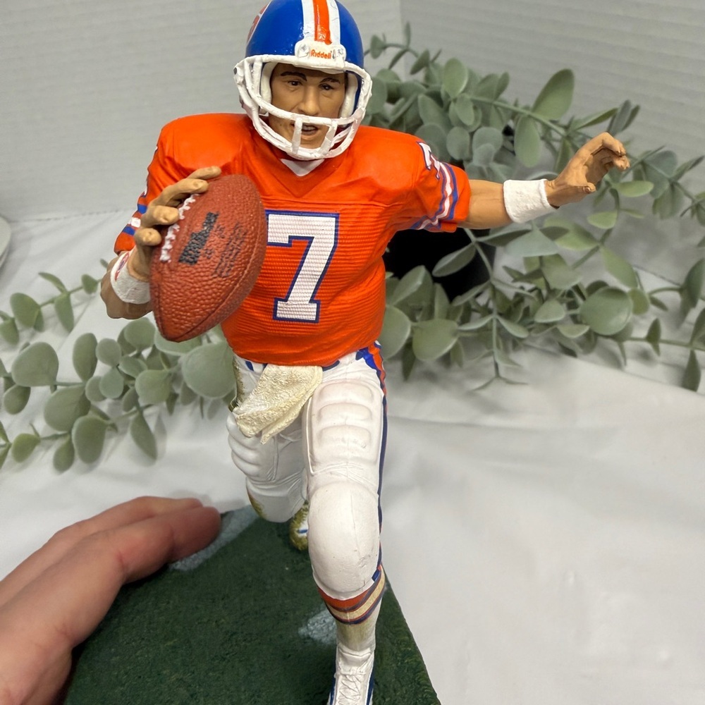 American Football Figurine — Elway and Delhomme (6–9 in) used, Action Figures - Picture 8 of 10